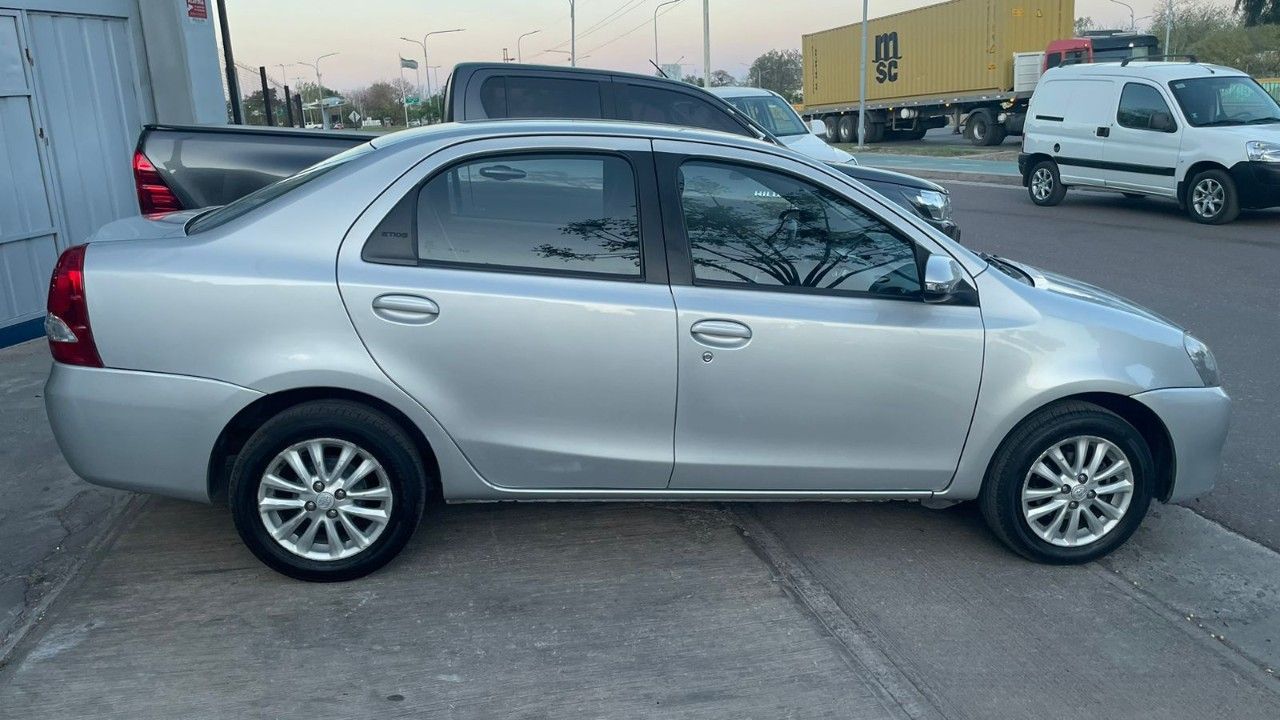 Toyota Etios Usado Financiado en Mendoza, deRuedas