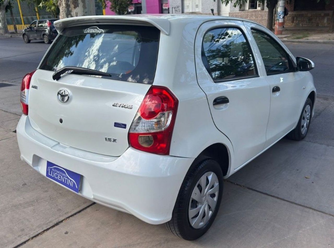 Toyota Etios Usado Financiado en Mendoza, deRuedas