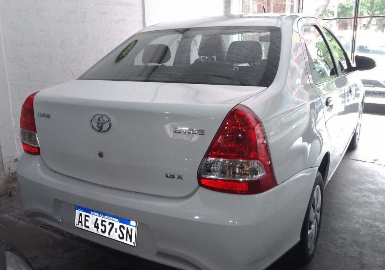 Toyota Etios Usado en Mendoza, deRuedas